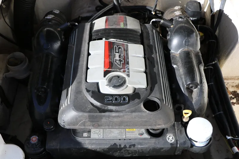 Slide: The Image of Bayliner 195 Deckboat 2017 - 21