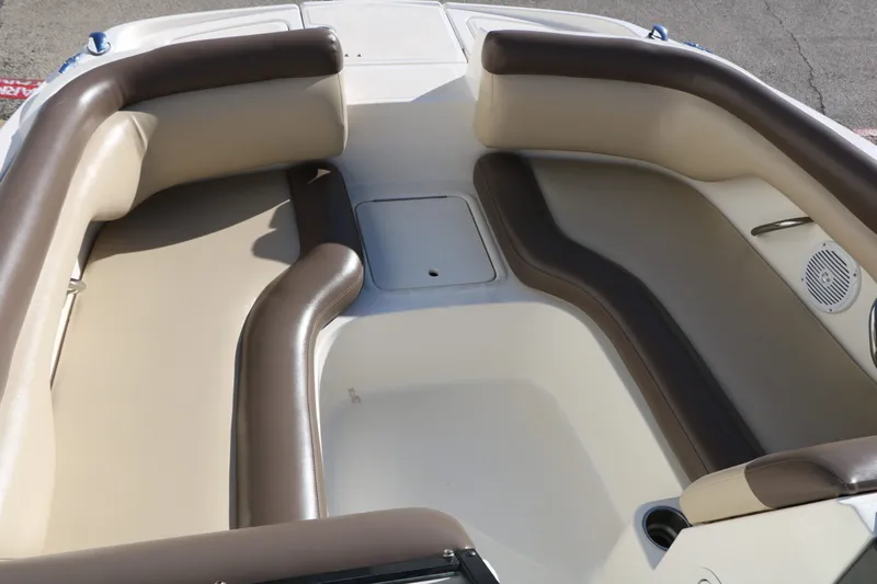 Slide: The Image of Bayliner 195 Deckboat 2017 - 26