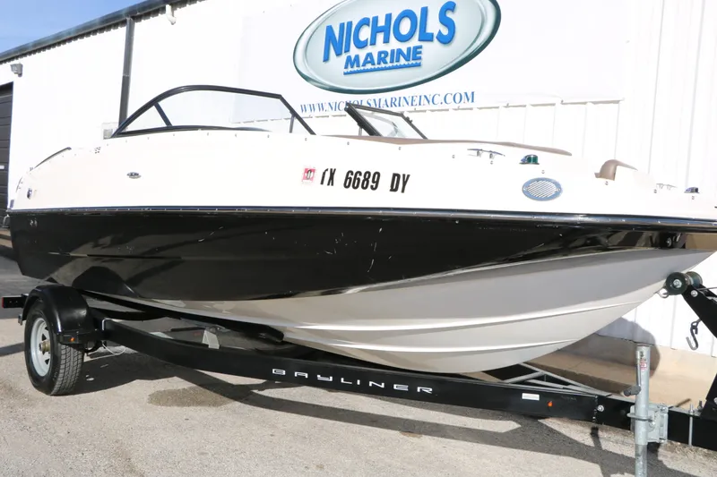 Slide: The Image of Bayliner 195 Deckboat 2017 - 5