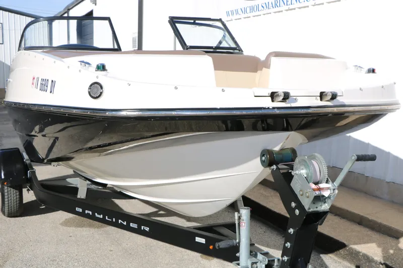Slide: The Image of Bayliner 195 Deckboat 2017 - 6