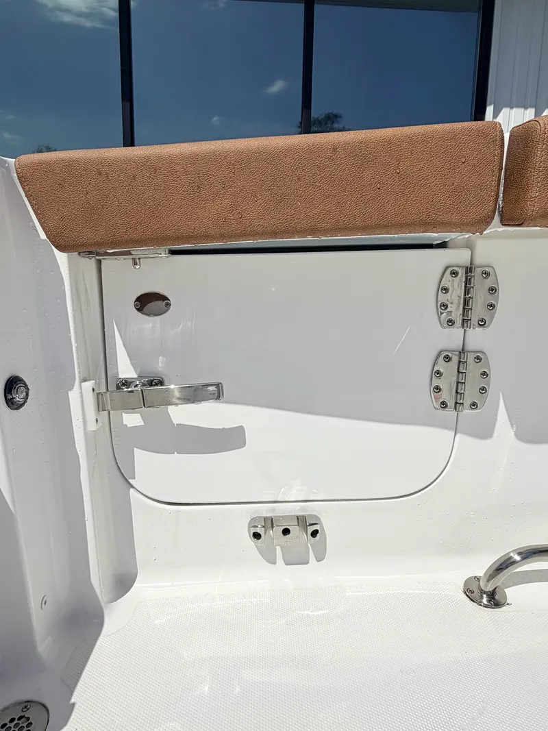 Slide: The Image of Sea Hunt Ultra 305 CB 2026 - 11