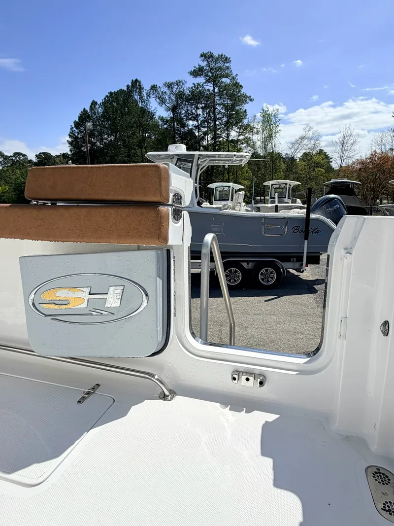Slide: The Image of Sea Hunt Ultra 305 CB 2026 - 12