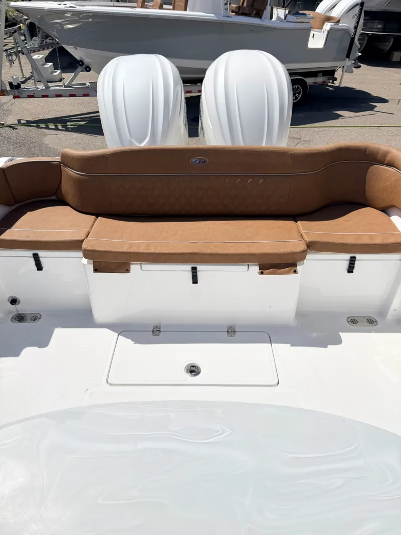 Slide: The Image of Sea Hunt Ultra 305 CB 2026 - 15