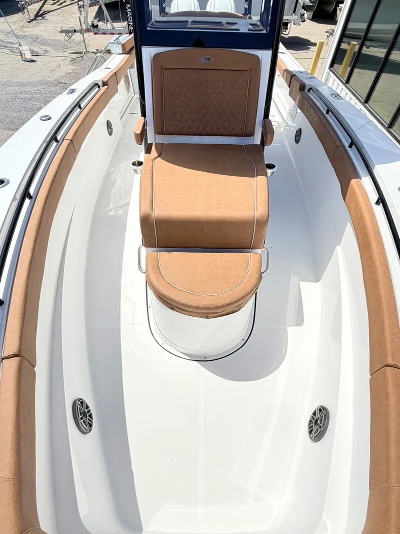 Slide: The Image of Sea Hunt Ultra 305 CB 2026 - 18