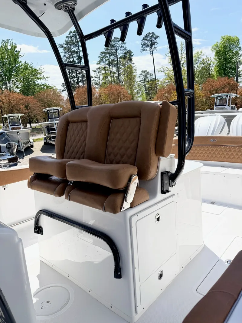 Slide: The Image of Sea Hunt Ultra 305 CB 2026 - 2
