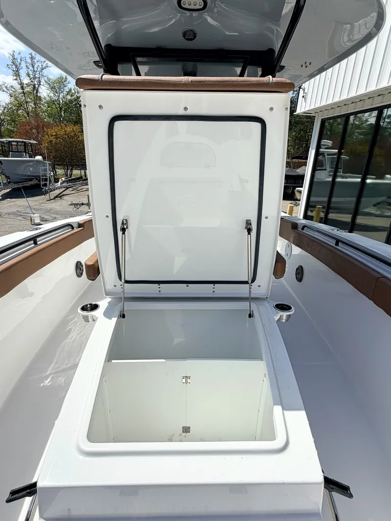 Slide: The Image of Sea Hunt Ultra 305 CB 2026 - 20