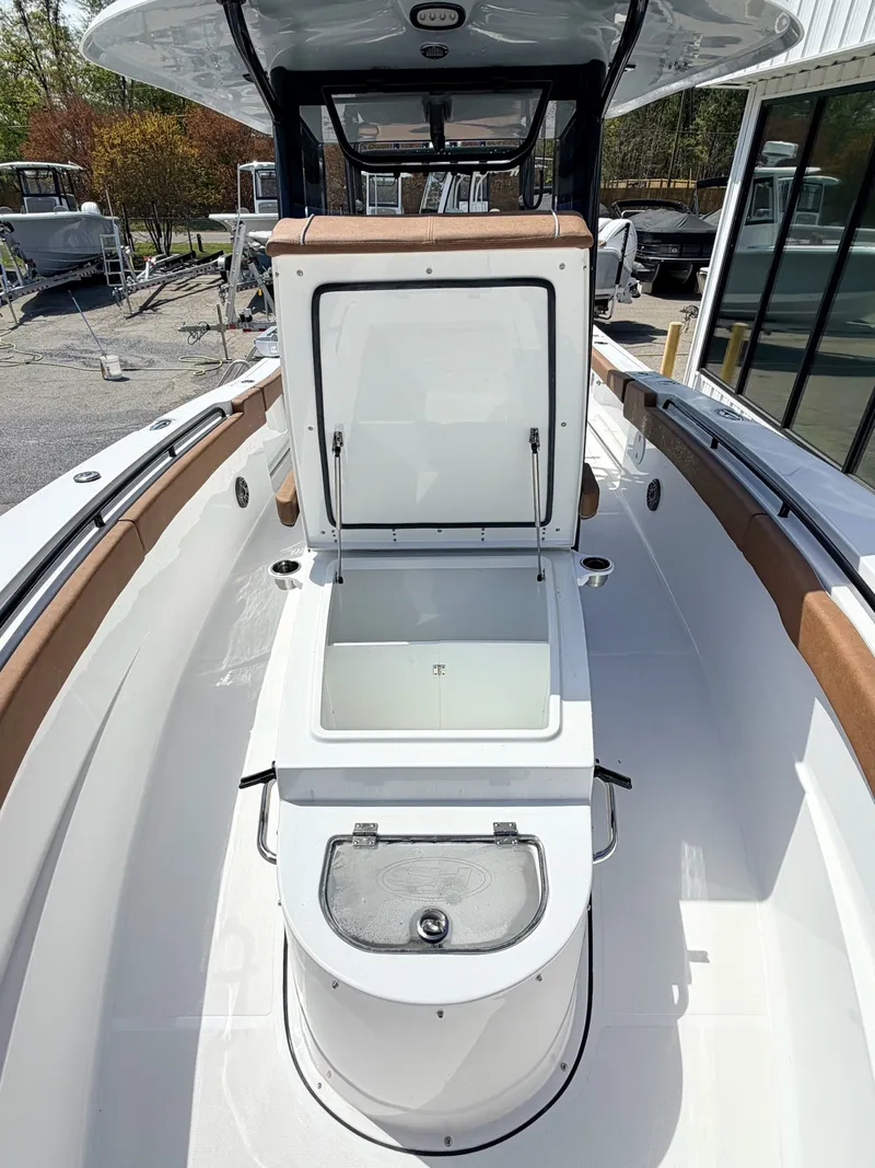 Slide: The Image of Sea Hunt Ultra 305 CB 2026 - 21