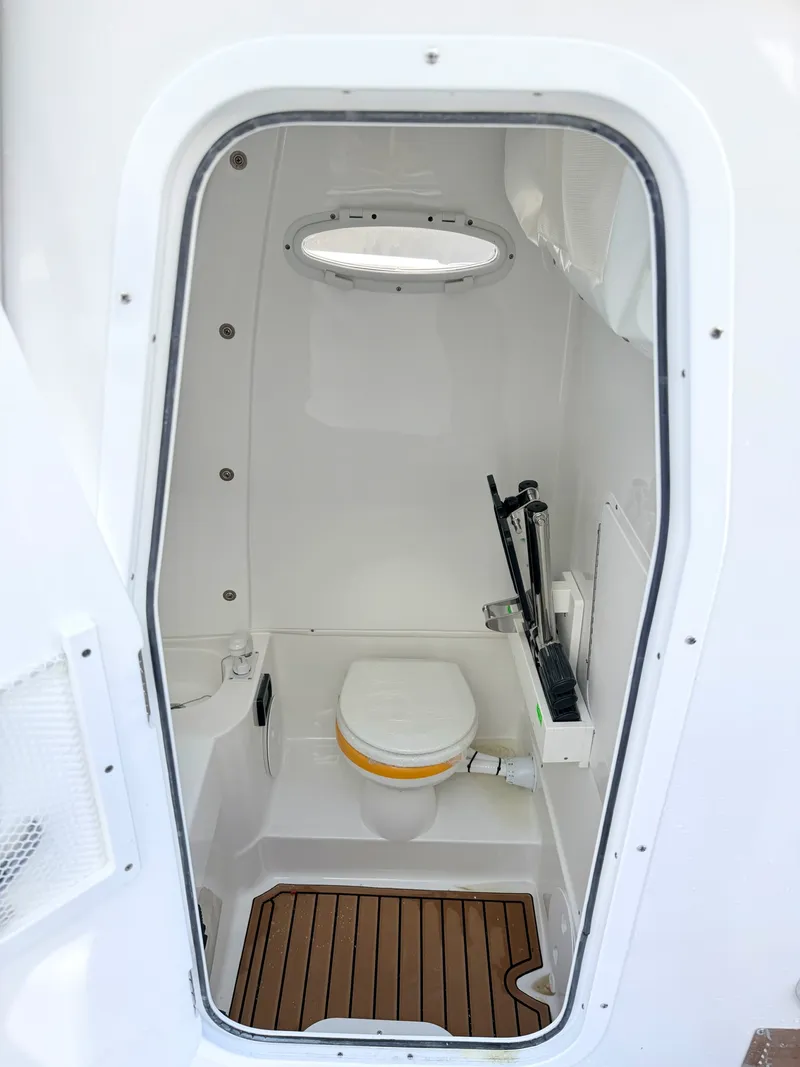 Slide: The Image of Sea Hunt Ultra 305 CB 2026 - 22