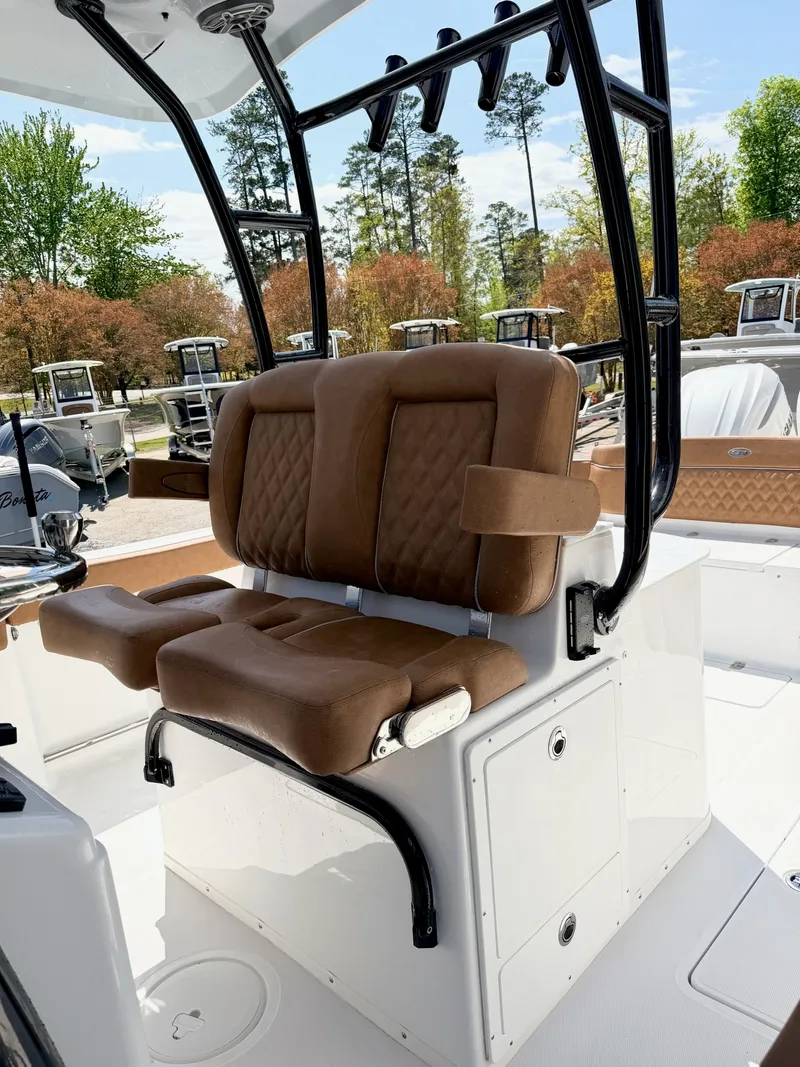Slide: The Image of Sea Hunt Ultra 305 CB 2026 - 3