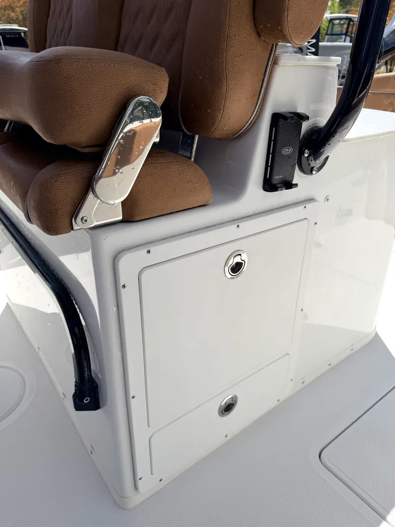 Slide: The Image of Sea Hunt Ultra 305 CB 2026 - 4
