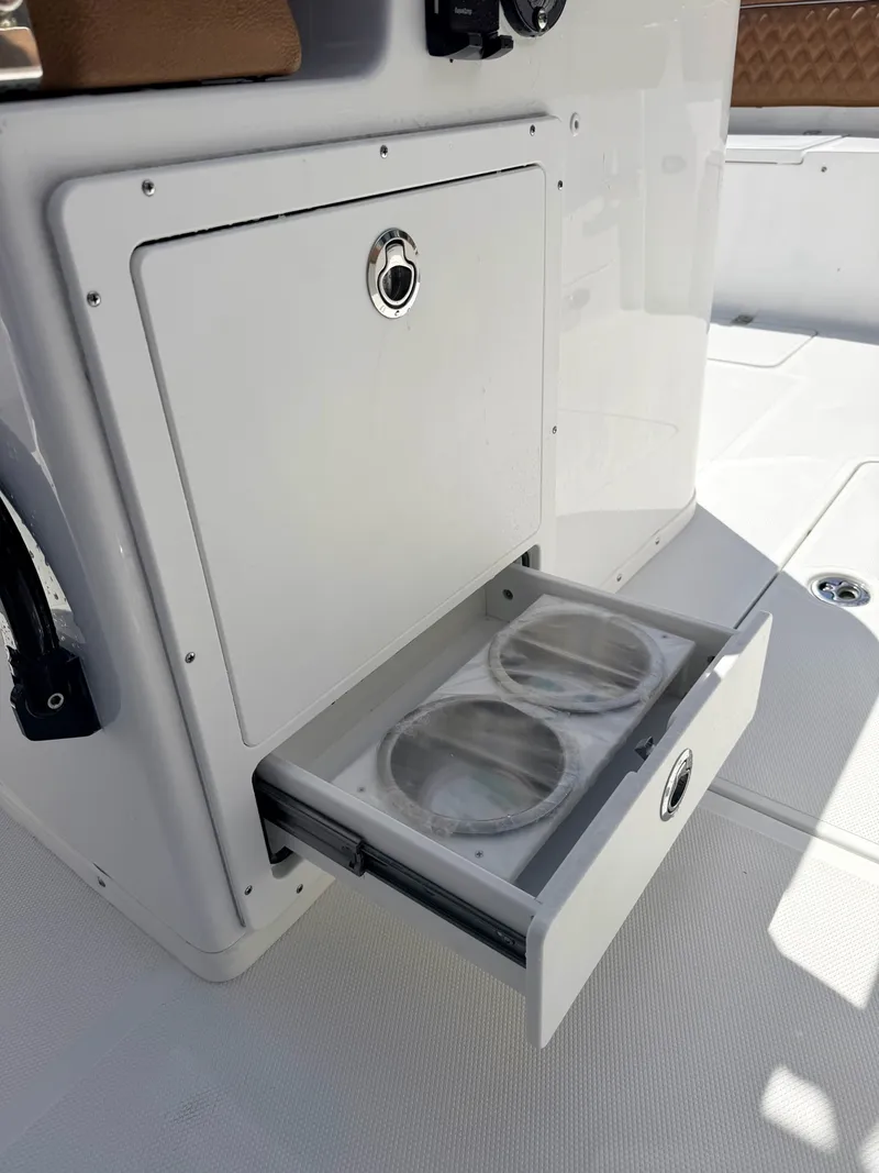 Slide: The Image of Sea Hunt Ultra 305 CB 2026 - 5