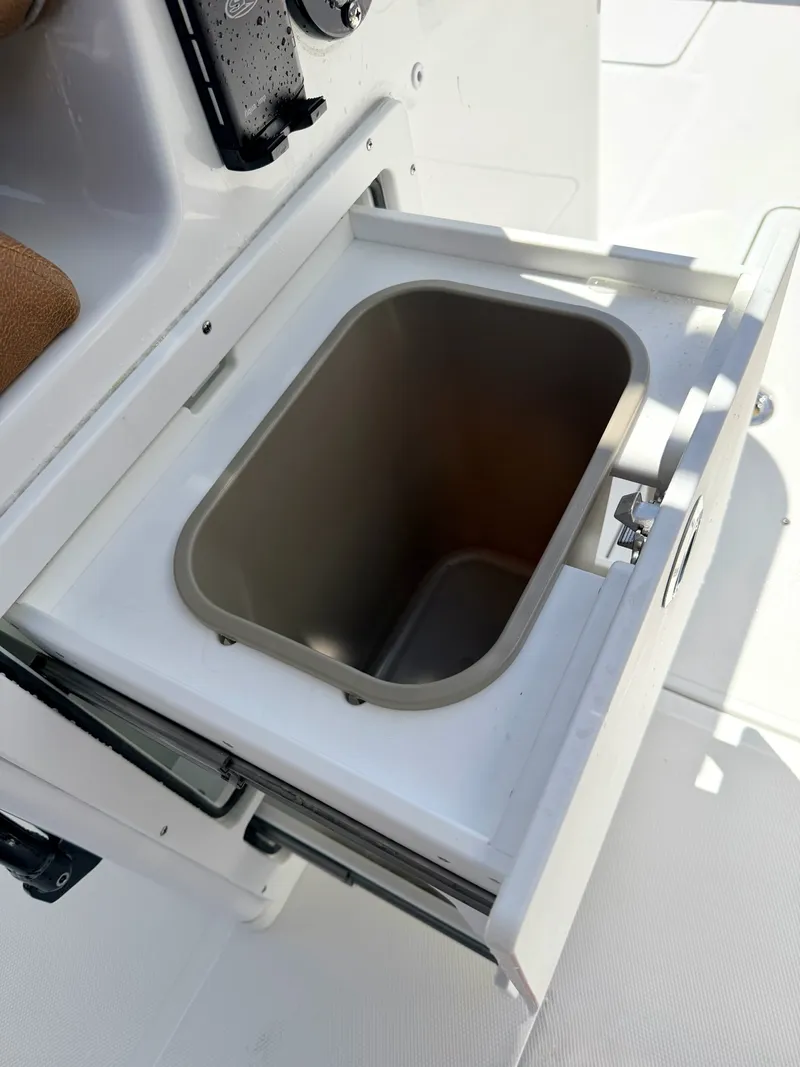 Slide: The Image of Sea Hunt Ultra 305 CB 2026 - 6