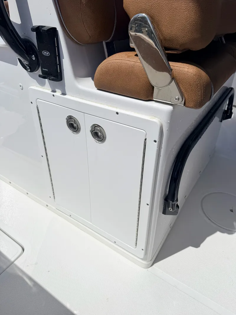 Slide: The Image of Sea Hunt Ultra 305 CB 2026 - 7