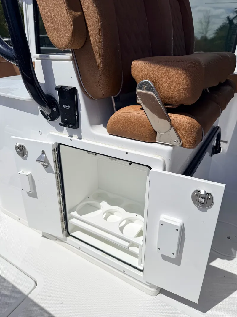 Slide: The Image of Sea Hunt Ultra 305 CB 2026 - 8