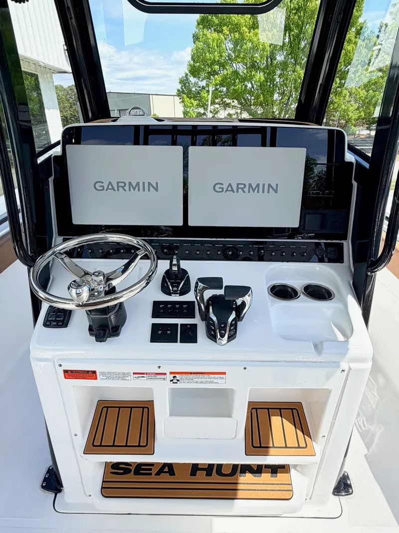 Slide: The Image of Sea Hunt Ultra 305 CB 2026 - 9