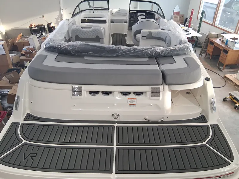 Slide: The Image of Bayliner VR6 2026 - 1