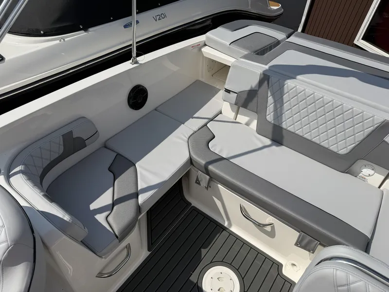 Slide: The Image of Bayliner VR6 2026 - 7