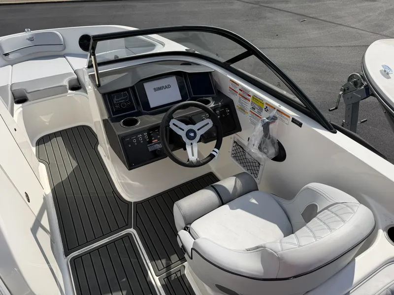 Slide: The Image of Bayliner VR6 2026 - 4