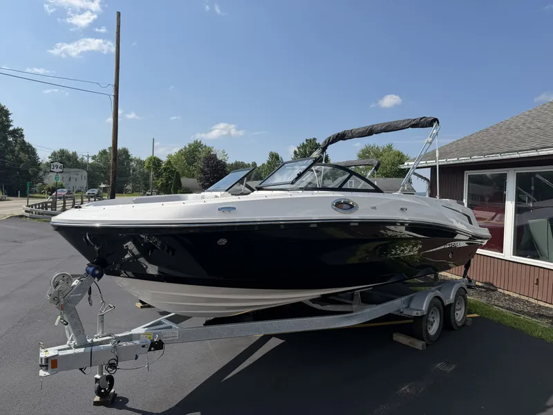 Slide: The Image of Bayliner VR6 2026 - 12