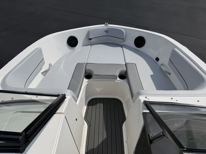 Slide: The Image of Bayliner VR6 2026 - 2