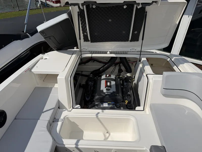 Slide: The Image of Bayliner VR6 2026 - 8