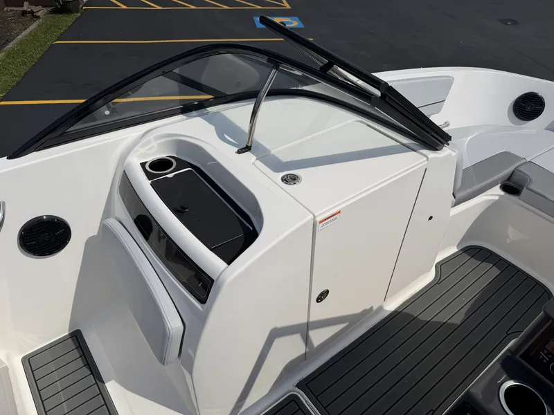 Slide: The Image of Bayliner VR6 2026 - 1