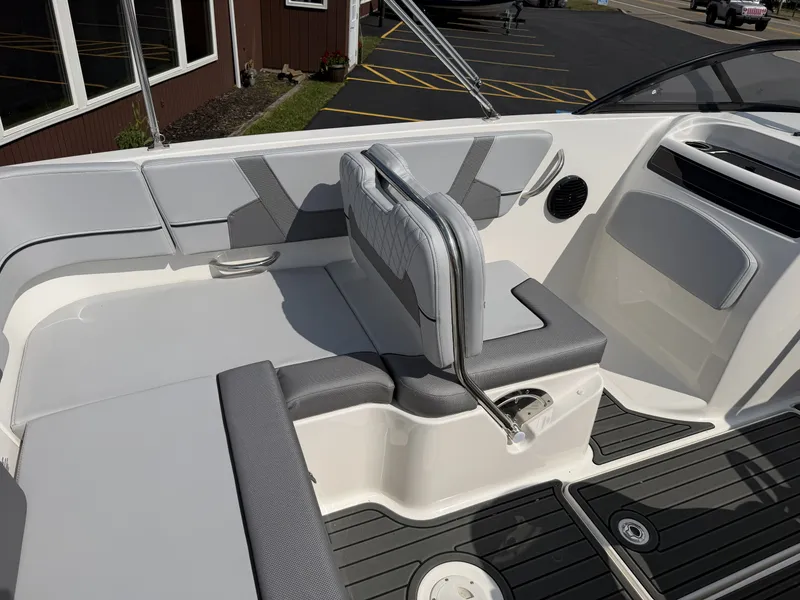 Slide: The Image of Bayliner VR6 2026 - 6