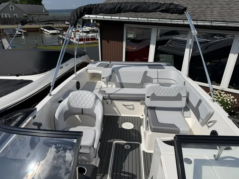 Slide: The Image of Bayliner VR6 2026 - 3