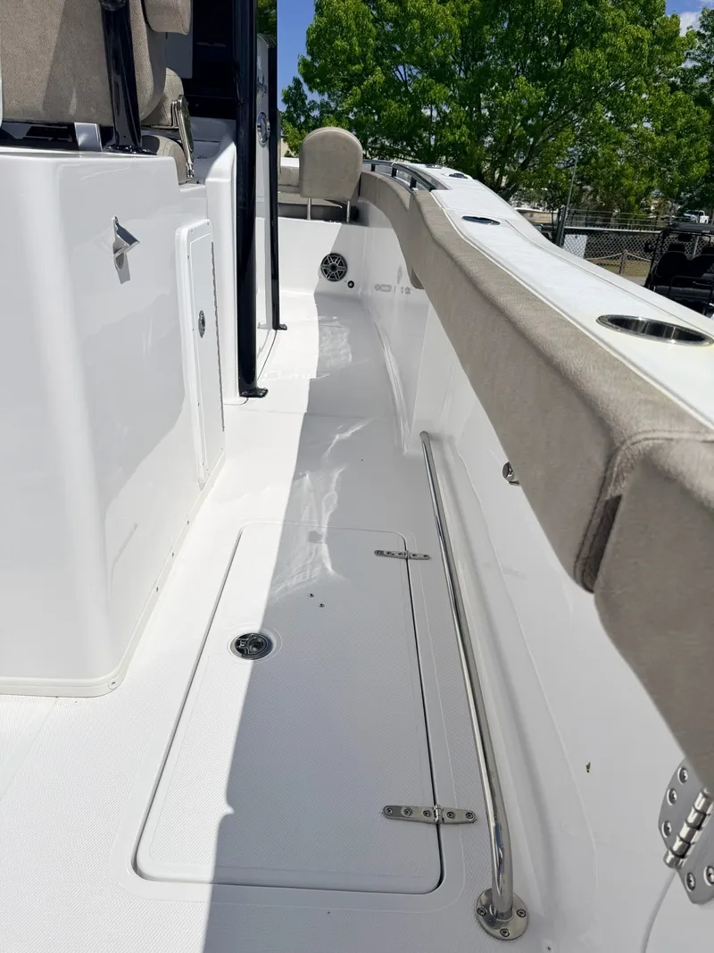 Slide: The Image of Sea Hunt Gamefish 30 FS 2026 - 10