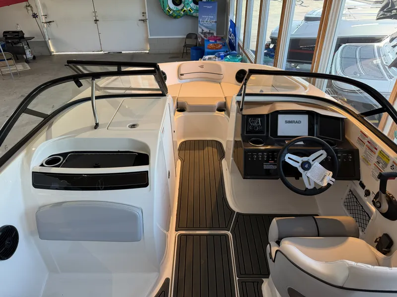 Slide: The Image of Bayliner VR6 2026 - 1