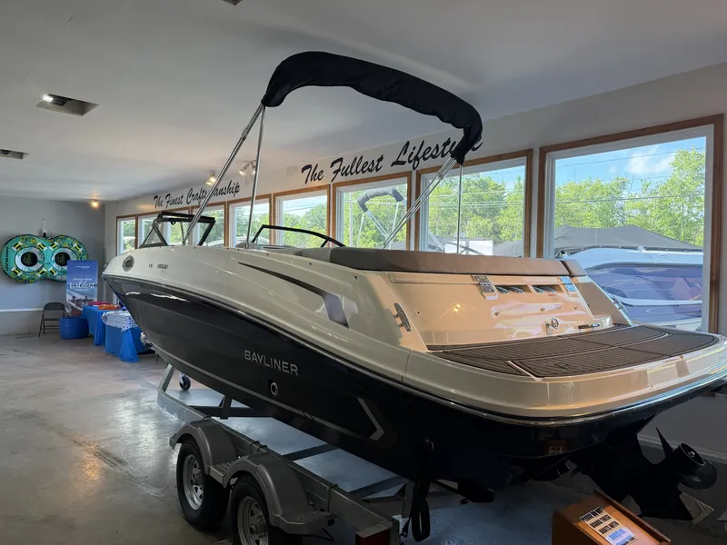 Slide: The Image of Bayliner VR6 2026 - 10