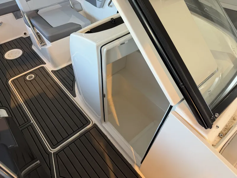 Slide: The Image of Bayliner VR6 2026 - 6
