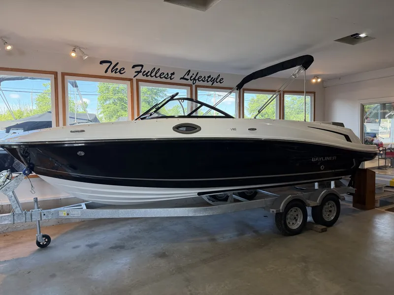 Slide: The Image of Bayliner VR6 2026 - 12
