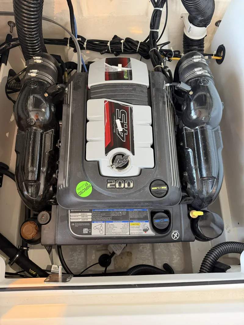 Slide: The Image of Bayliner VR6 2026 - 13