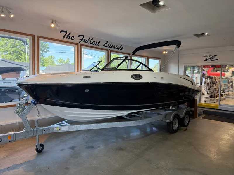 Slide: The Image of Bayliner VR6 2026 - 11