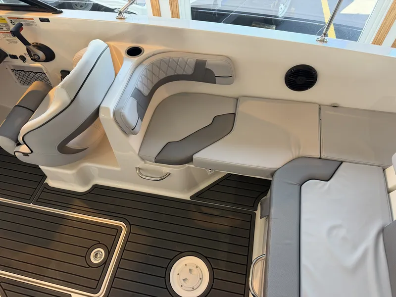 Slide: The Image of Bayliner VR6 2026 - 8