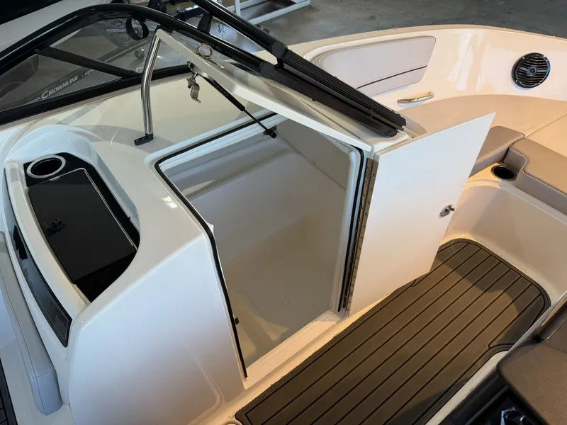 Slide: The Image of Bayliner VR6 2026 - 5