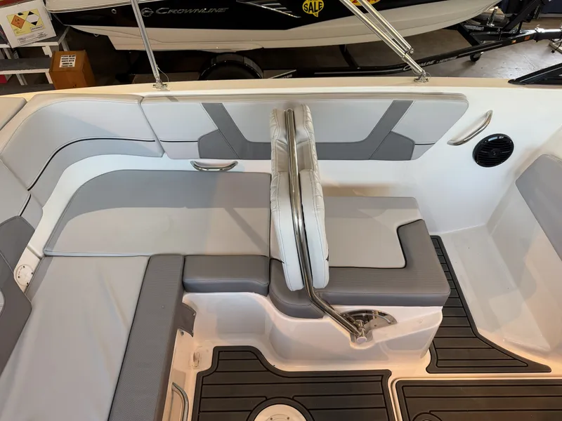 Slide: The Image of Bayliner VR6 2026 - 7