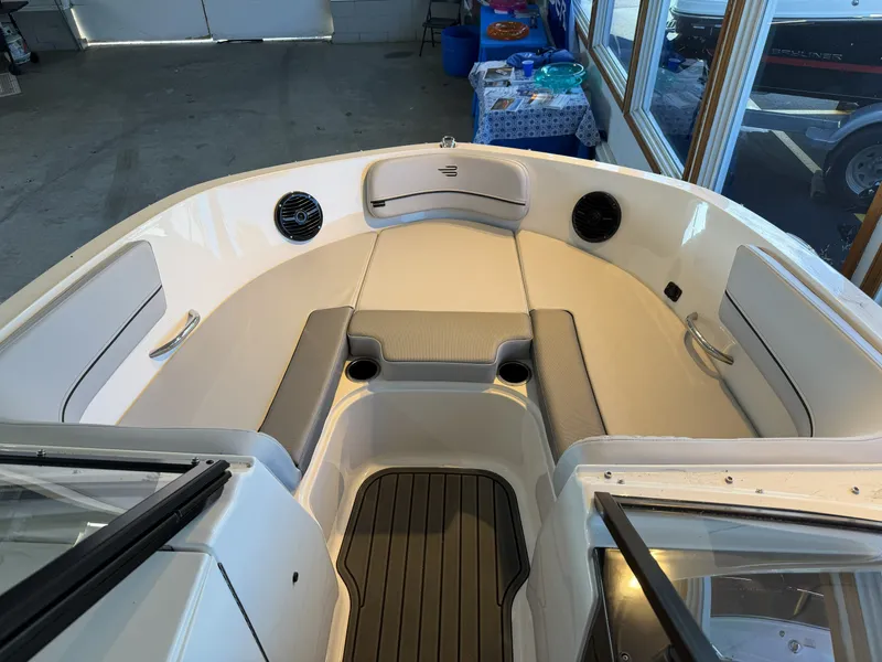 Slide: The Image of Bayliner VR6 2026 - 3