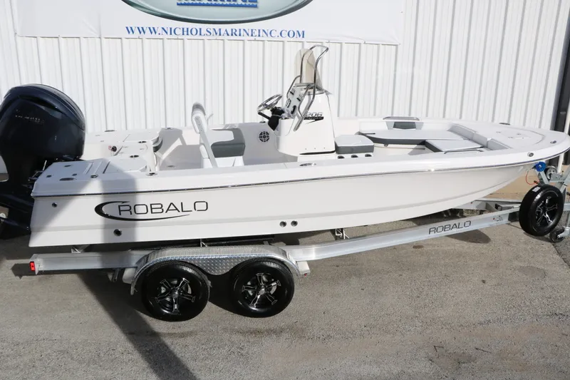 Slide: The Image of Robalo 206 Cayman 2026 - 13