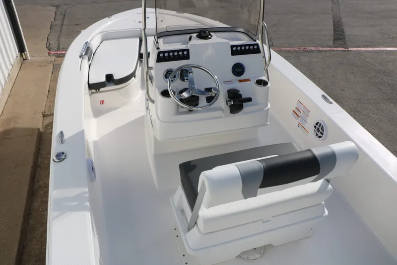 Slide: The Image of Robalo 206 Cayman 2026 - 18