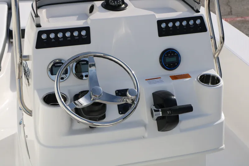 Slide: The Image of Robalo 206 Cayman 2026 - 19