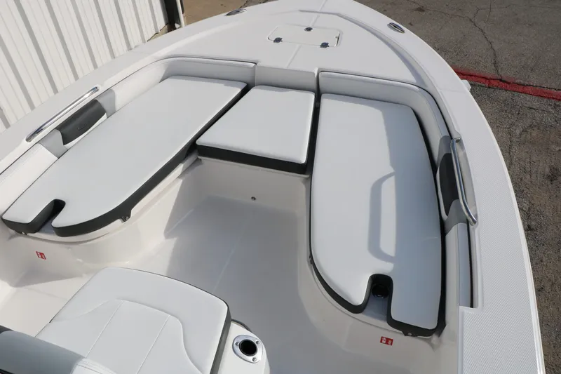 Slide: The Image of Robalo 206 Cayman 2026 - 21