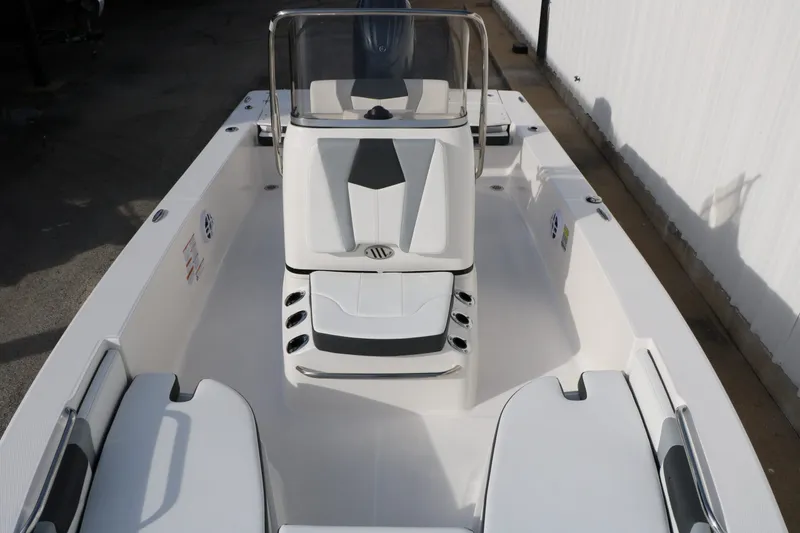 Slide: The Image of Robalo 206 Cayman 2026 - 23