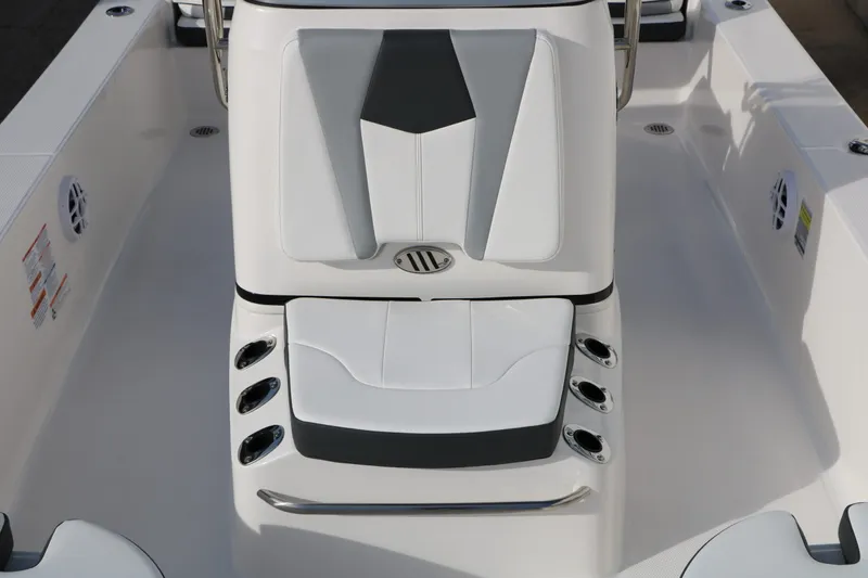 Slide: The Image of Robalo 206 Cayman 2026 - 25