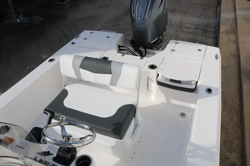 Slide: The Image of Robalo 206 Cayman 2026 - 26