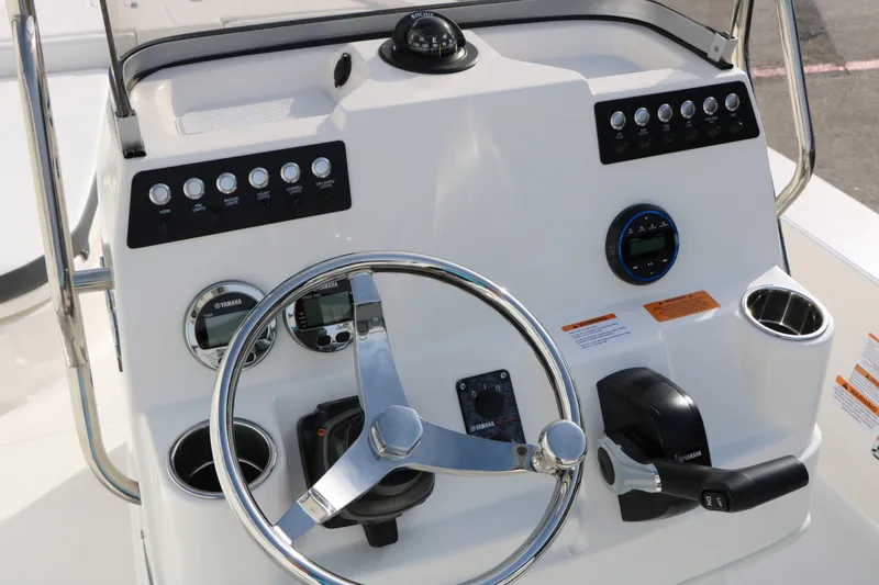 Slide: The Image of Robalo 206 Cayman 2026 - 28