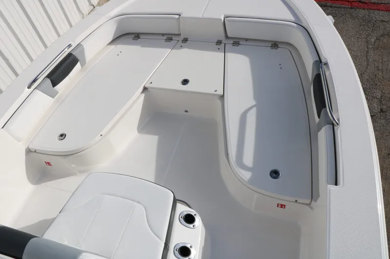 Slide: The Image of Robalo 206 Cayman 2026 - 30