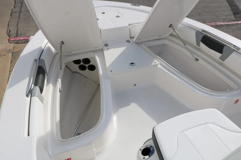 Slide: The Image of Robalo 206 Cayman 2026 - 33