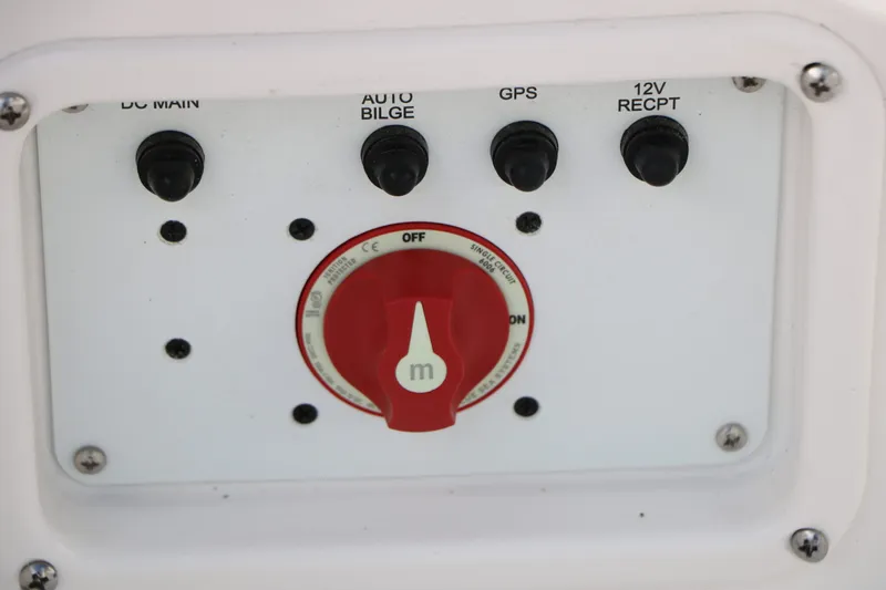 Slide: The Image of Robalo 206 Cayman 2026 - 35